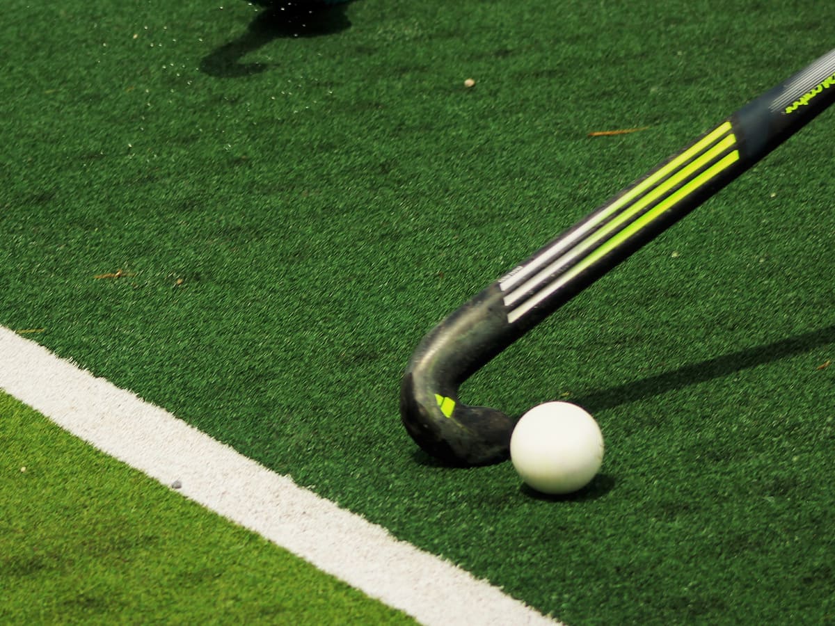 Césped y stick de hockey hierba